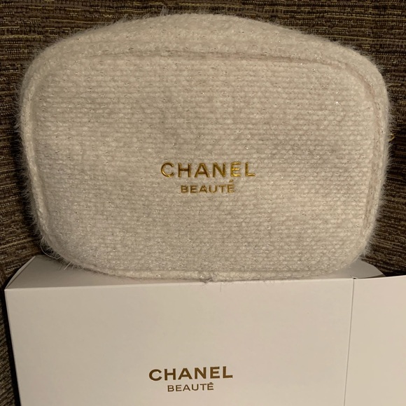 limited edition chanel white fluffy glittery pouch with snowflake zipper pull - Picture 2 of 5